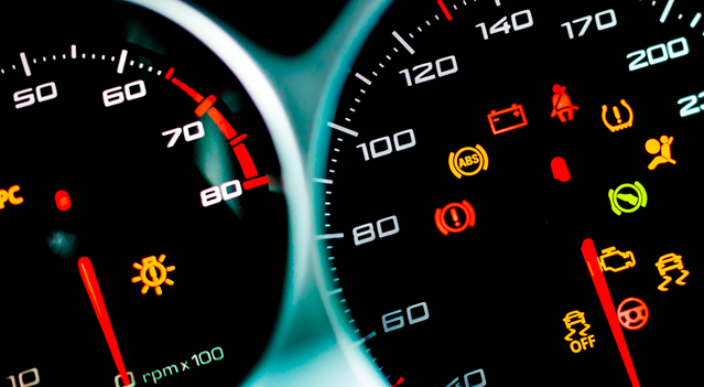 Luces del tablero del auto encendidas durante el autodiagnóstico al arrancar el vehículo